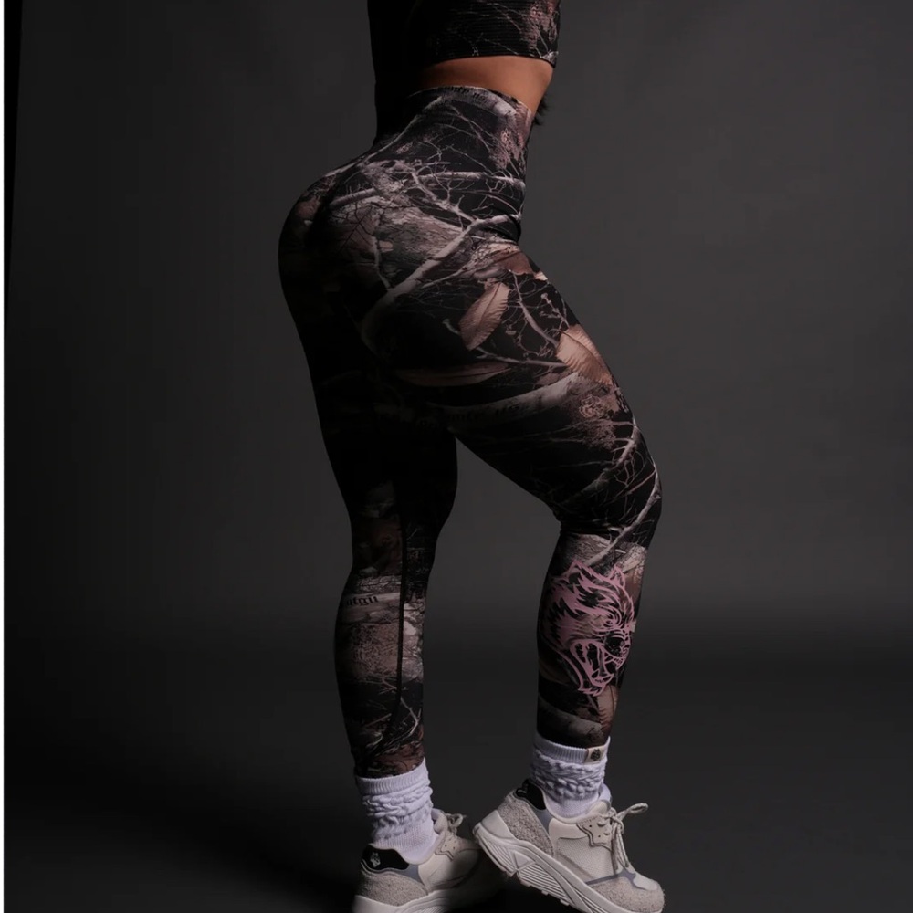 OUR PASSION "EVERSON SEAMLESS" SCRUNCH LEGGINGS IN DARC BROWN WOODLAND CAMO - Picture 7 of 12